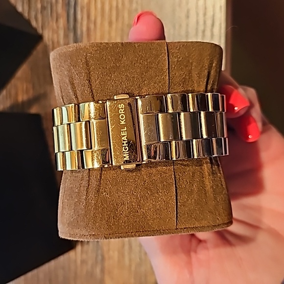 Michael Kors Gold Logo watch - Picture 3 of 9